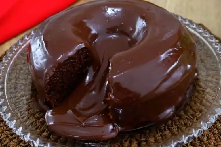 Bolo Matilda de chocolate ganha versão vulcão com cobertura cremosa