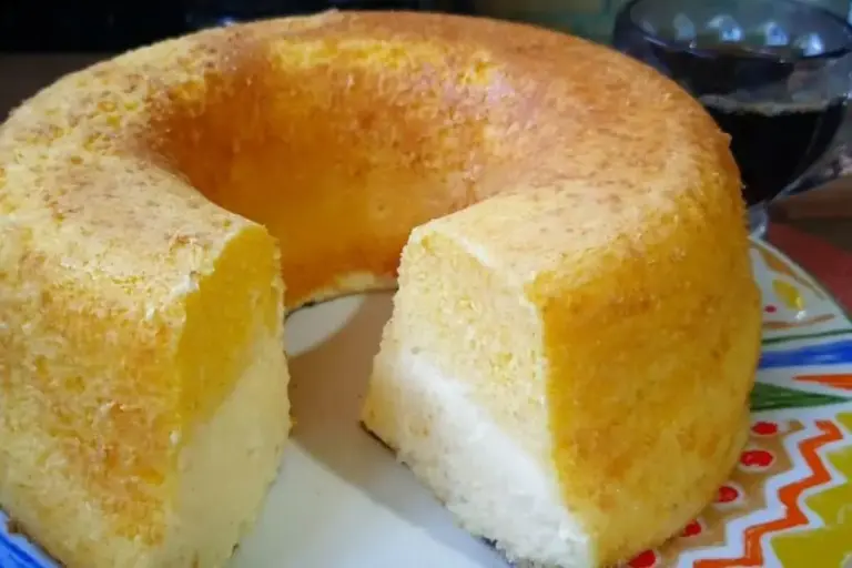 Bolo cremoso sem farinha: receita no liquidificador leva flocão de milho e fica pronta em 40 minutos - Imagem 1
