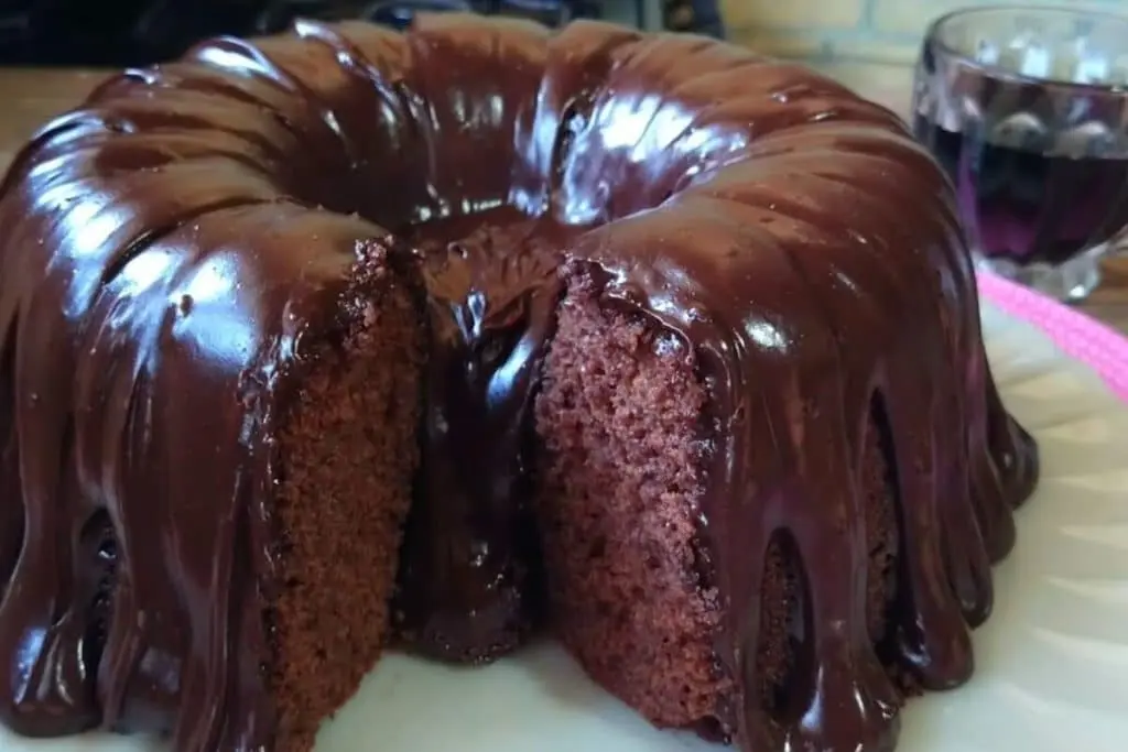 Bolo de chocolate com cobertura