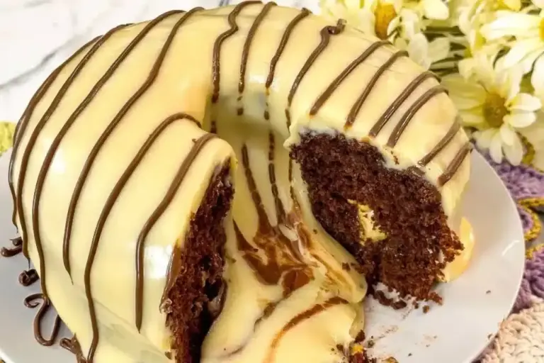 Bolo de festa fácil leva chocolate, bombons e creme de Ninho em receita simples