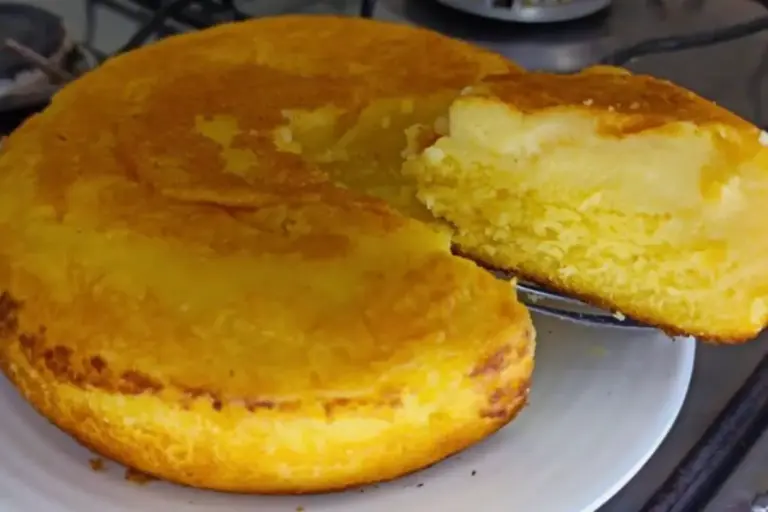 Bolo de fubá de frigideira sem ovo e sem trigo fica pronto na boca do fogão - Imagem 1