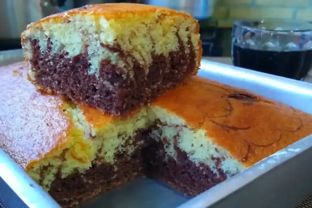 Bolo mesclado fofinho une laranja e chocolate em receita caseira prática - Imagem 1