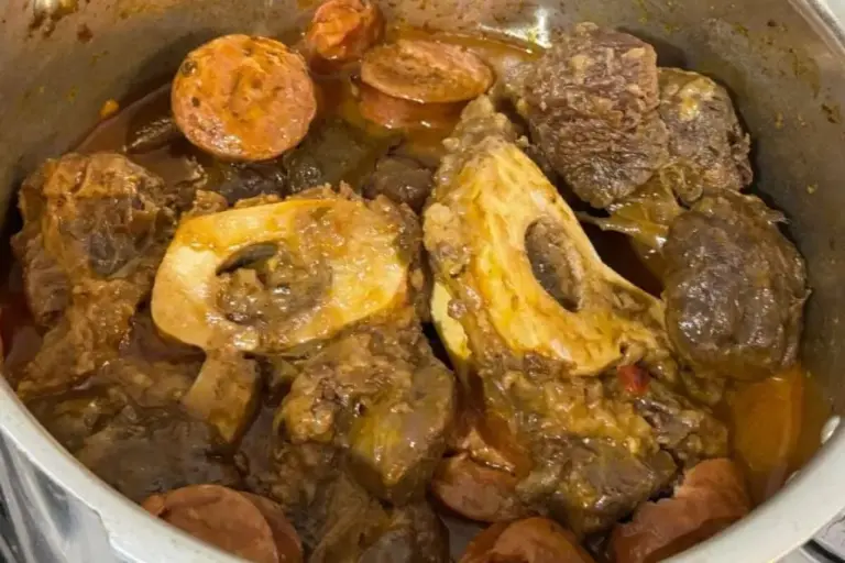 Carne de panela de pressão com ossobuco e linguiça fica suculenta e macia - Imagem 1