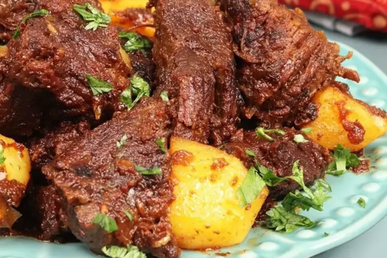 Carne de panela suculenta ganha batatas e promete refeição completa em poucos passos - Imagem 1