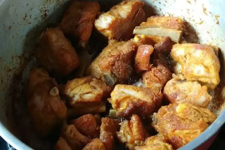 Costelinha de porco fica macia, dourada e suculenta com preparo simples