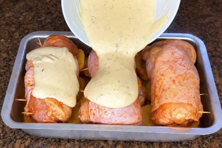 Frango assado com sobrecoxa recheada e batatas ganha molho de iogurte e vai ao forno em 1 hora