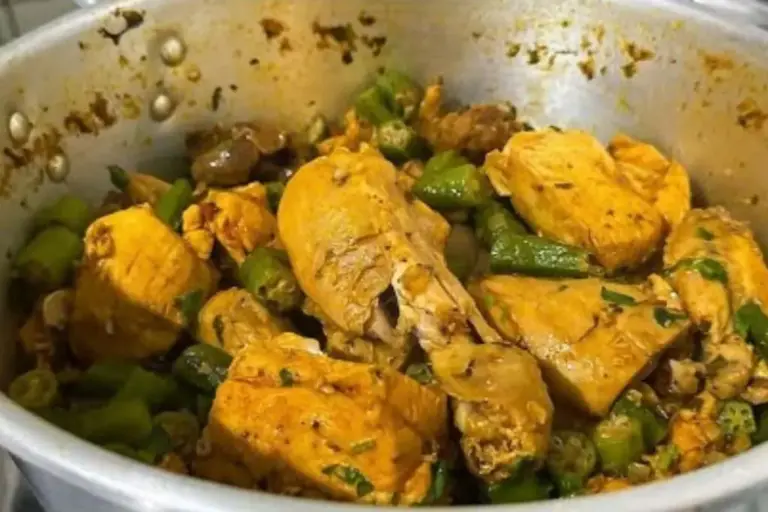 Frango com quiabo sem baba leva truque simples e fica pronto em poucos passos