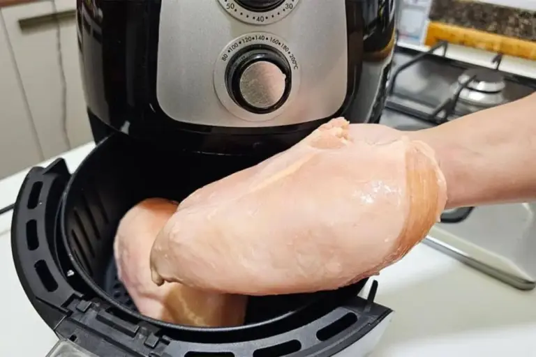 Frango na air fryer fica suculento e prático com presunto e mussarela - Imagem 1
