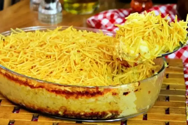 Fricassê de frango cremoso com milho e batata palha ganha destaque em receita prática