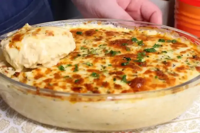 Fricassê de frango cremoso ganha versão prática e gratinada no forno