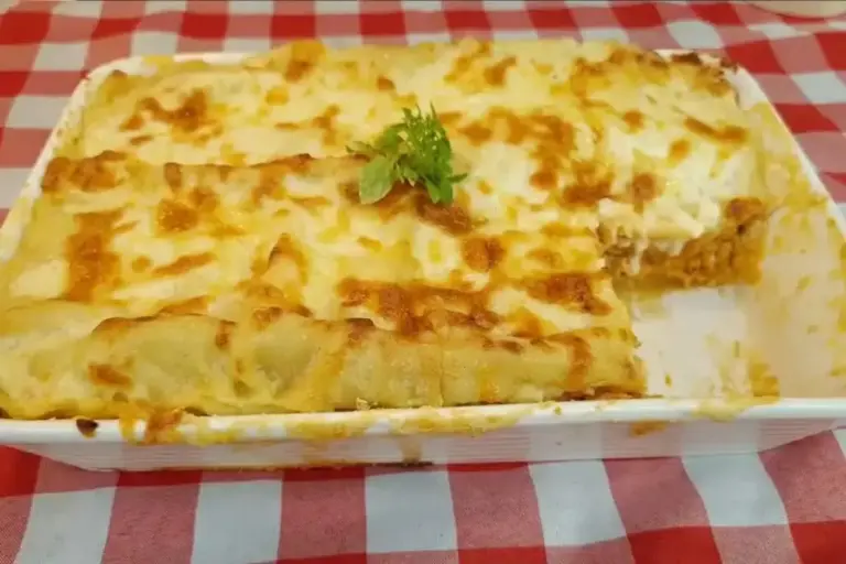 Lasanha de frango ao molho branco fica cremosa e rende um almoço completo - Imagem 1