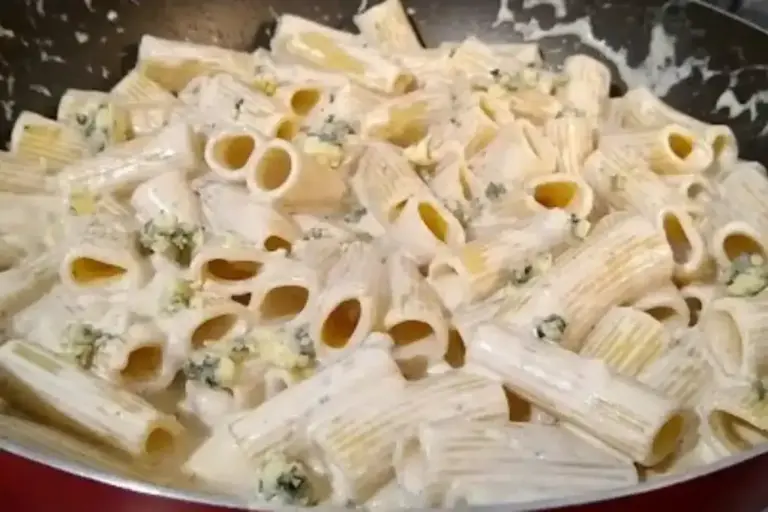 Macarrão ao molho de queijo cremoso ganha versão com gorgonzola - Imagem 1