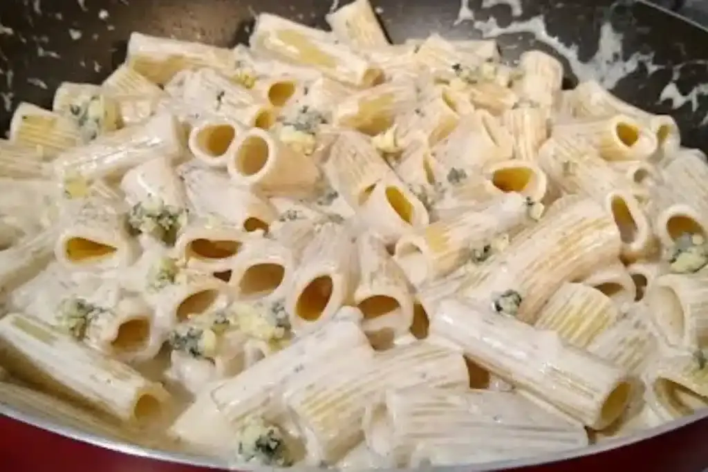 Macarrão ao molho de queijo cremoso ganha versão com gorgonzola - Imagem 1