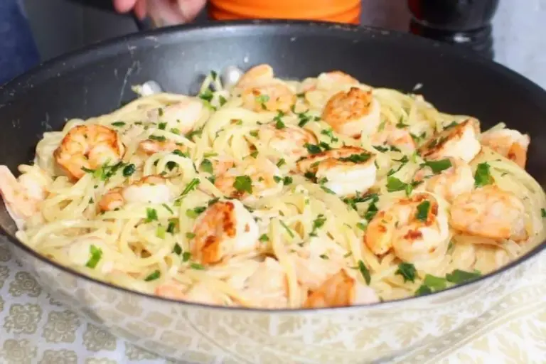 Macarrão com molho de camarão cremoso é opção fácil para um almoço especial