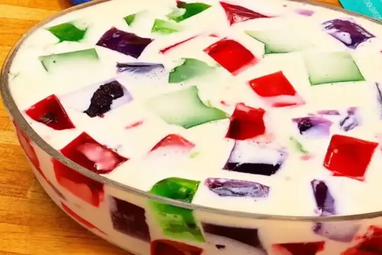 Mosaico de gelatina tradicional: sobremesa cremosa e colorida ganha destaque - Imagem 1