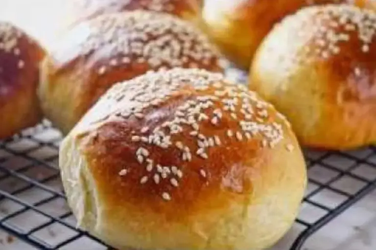 Pão de hambúrguer caseiro fica fofo, rende bem e é fácil de preparar - Imagem 1