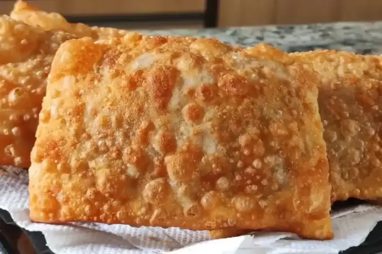 Pastel de feira tradicional: receita crocante leva cachaça na massa