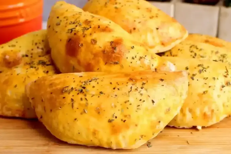 Pastel de forno com massa amanteigada e recheio cremoso ganha versão prática - Imagem 1