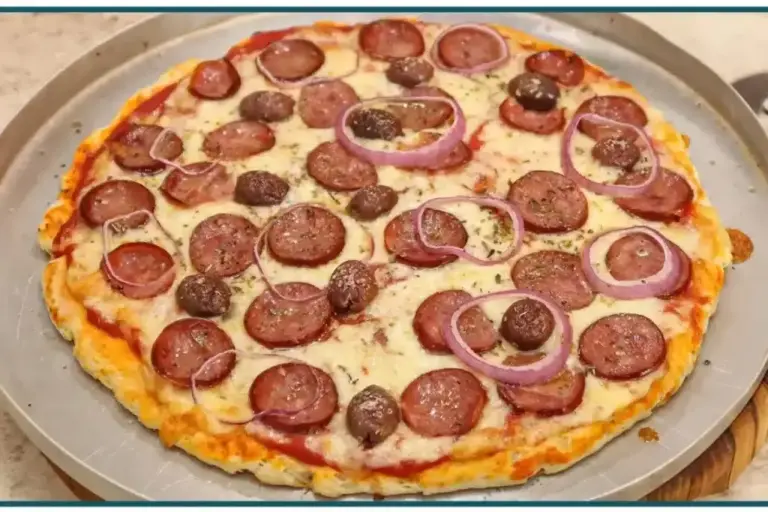 Pizza caseira com massa leve e recheio caprichado fica pronta em 15 minutos
