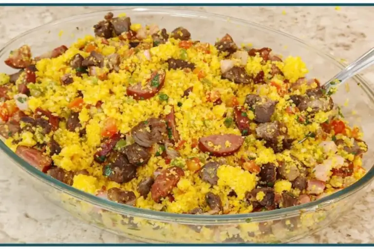 Refeição fácil e completa combina cuscuz, bacon e carne de sol