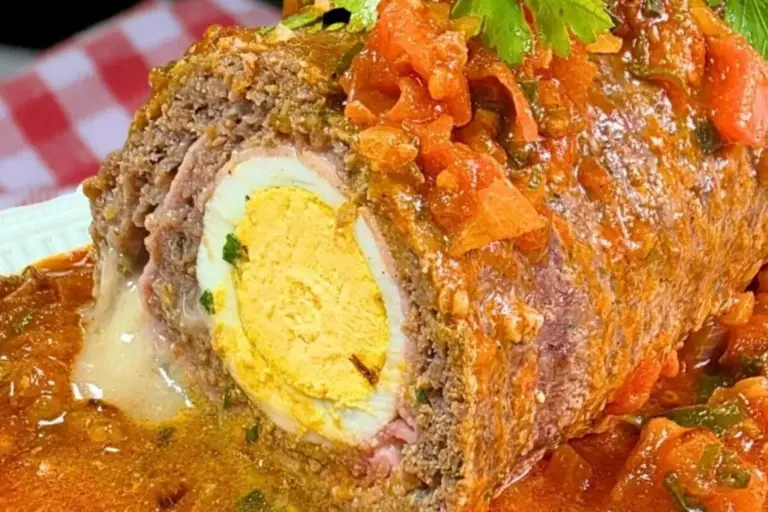 Rocambole salgado de carne moída ganha versão recheada e suculenta
