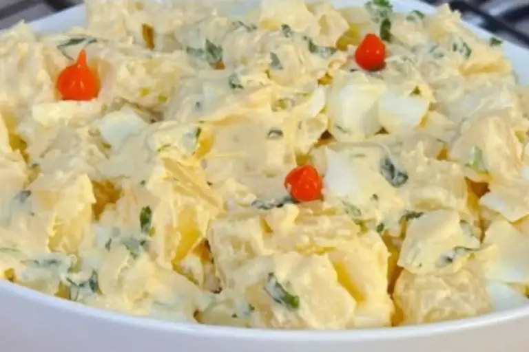 Salada de batata com ovos fica cremosa e bem temperada para acompanhar refeições - Imagem 1