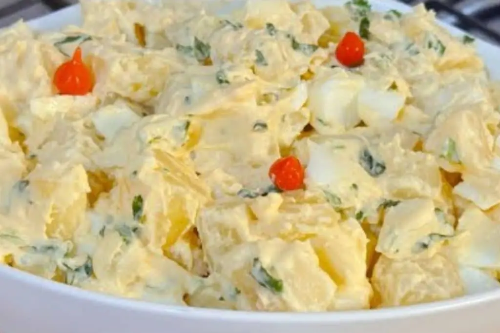 Salada de batata com ovos fica cremosa e bem temperada para acompanhar refeições - Imagem 1
