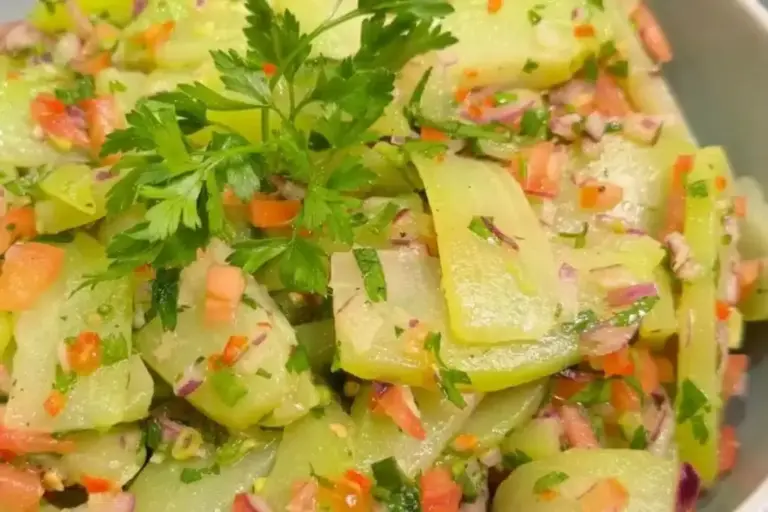 Salada de chuchu temperada fica leve, refrescante e fácil de preparar
