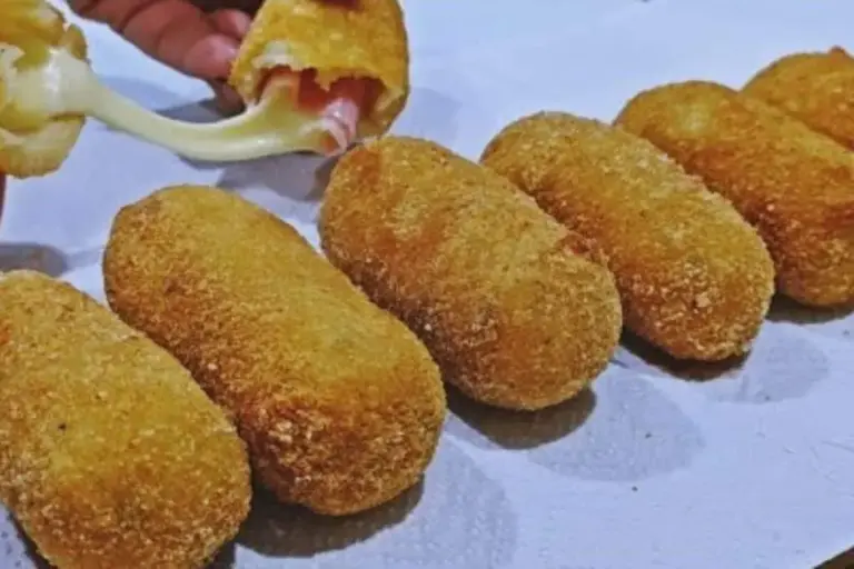 Salgado frito de presunto e queijo fica crocante por fora e macio por dentro