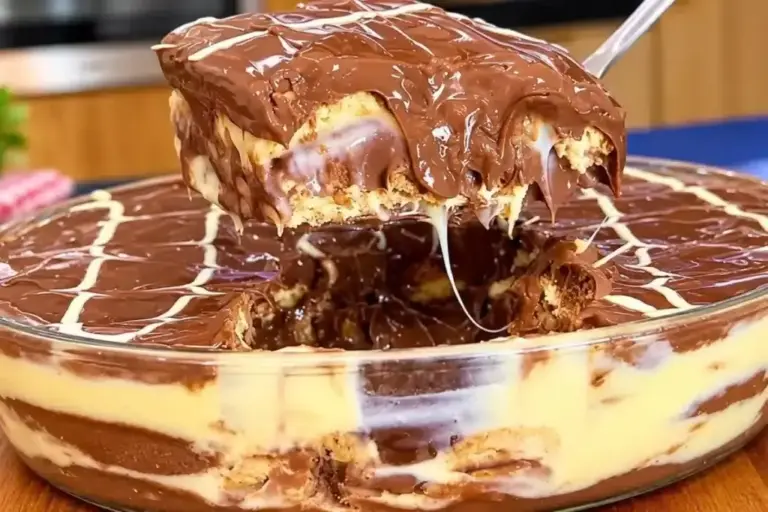 Sobremesa de chocolate fácil ganha camadas com biscoito e ganache branca