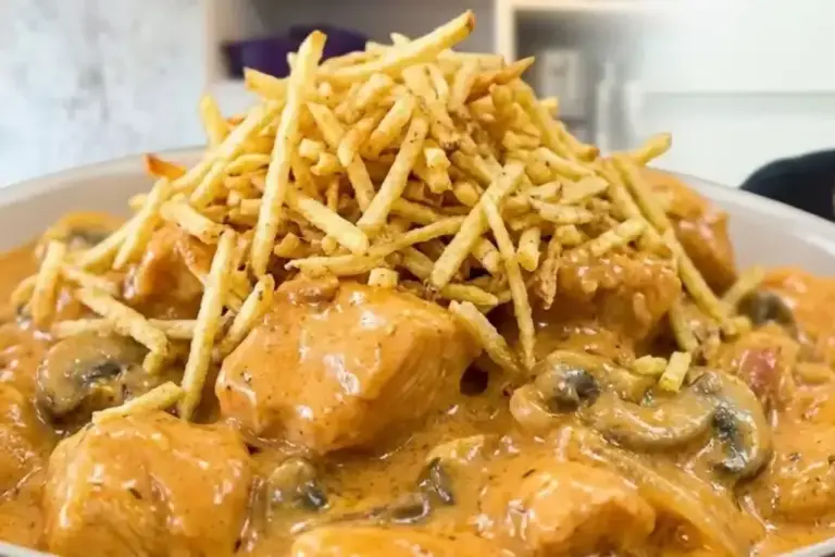 Strogonoff cremoso simples ganha versão caseira com batata palha crocante