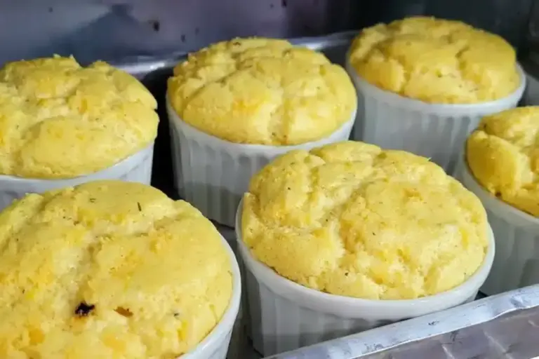 Suflê de frango fica leve, cremoso e pronto em 20 minutos de forno
